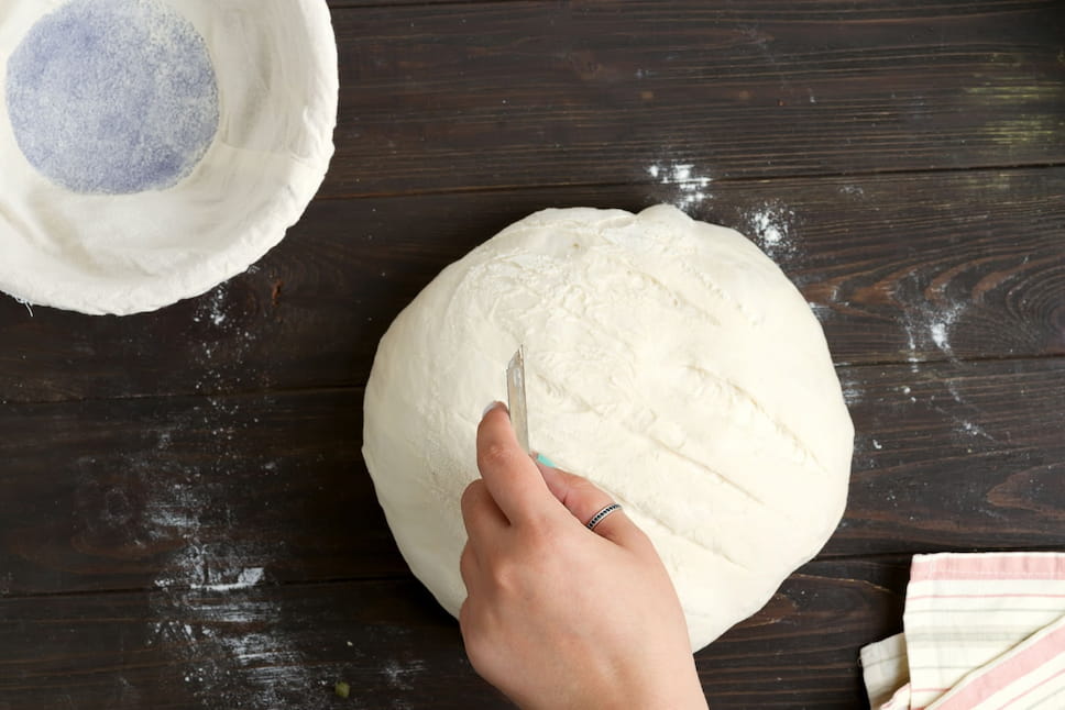 Segundo levado de la masa para hacer pan casero con levadura