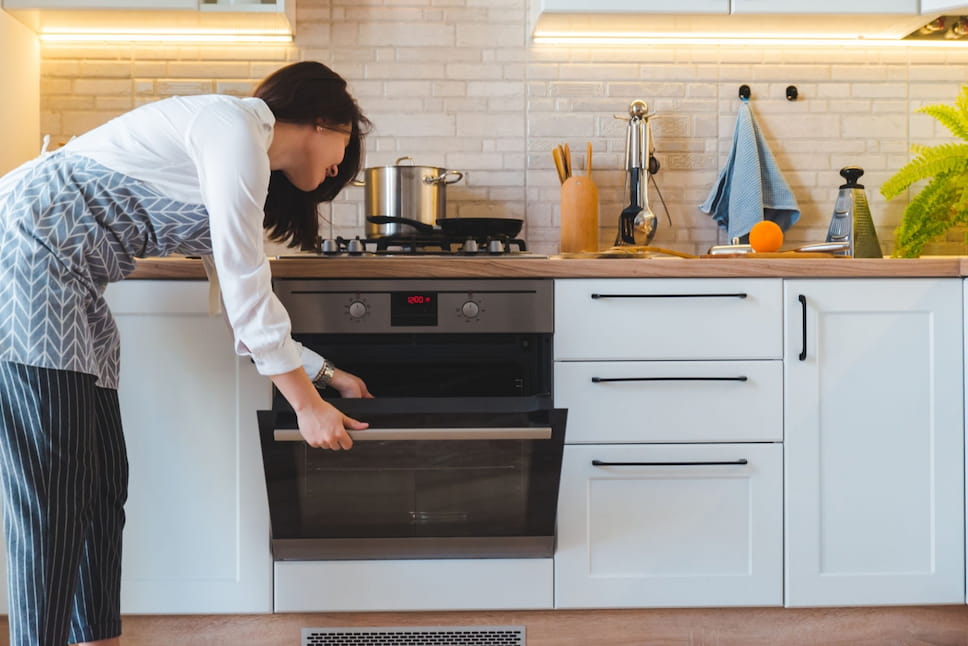 Precalentando el horno para hacer pan casero con levadura