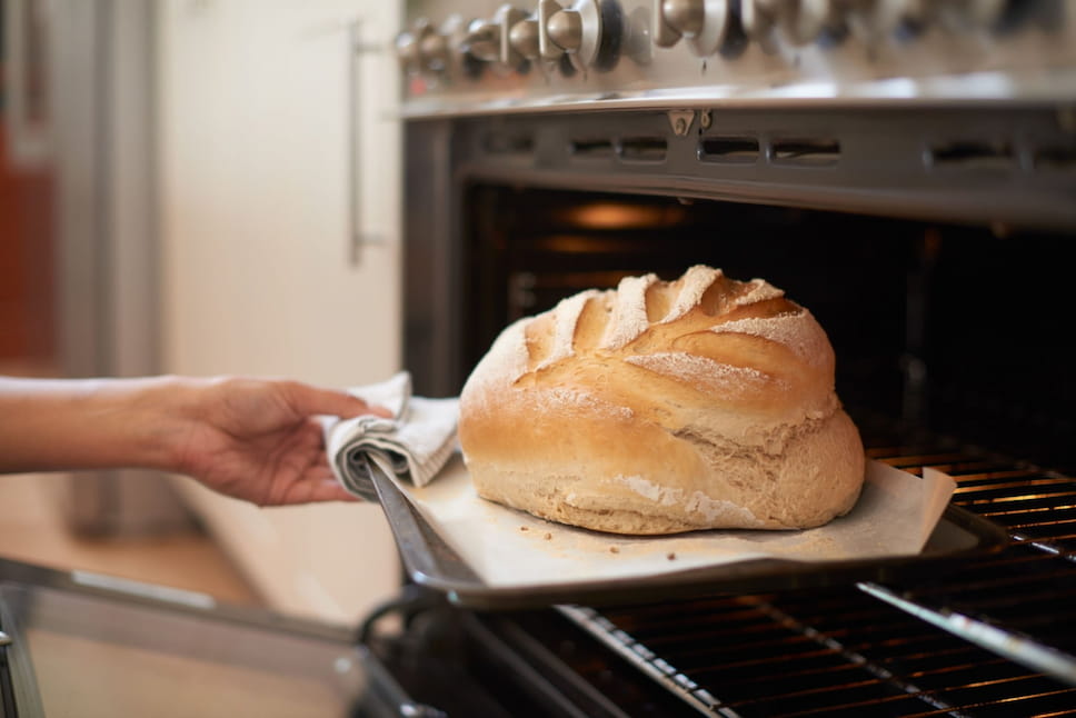 Sacando el pan casero del horno